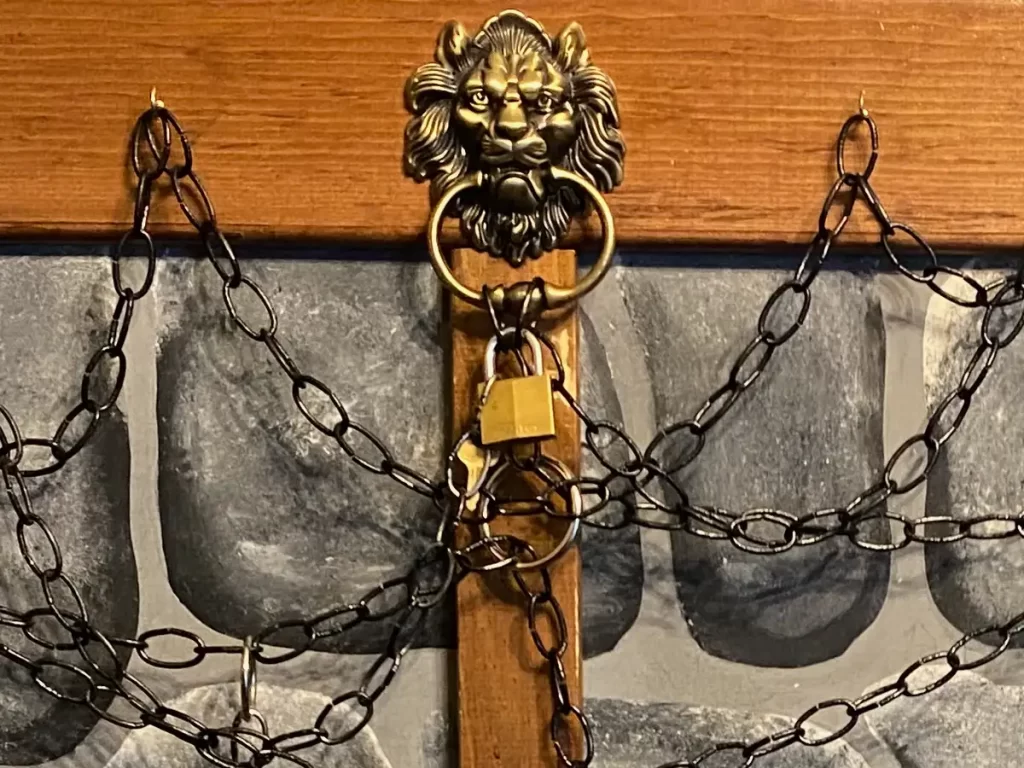 a maze of chains and keys to unclock in the escape room