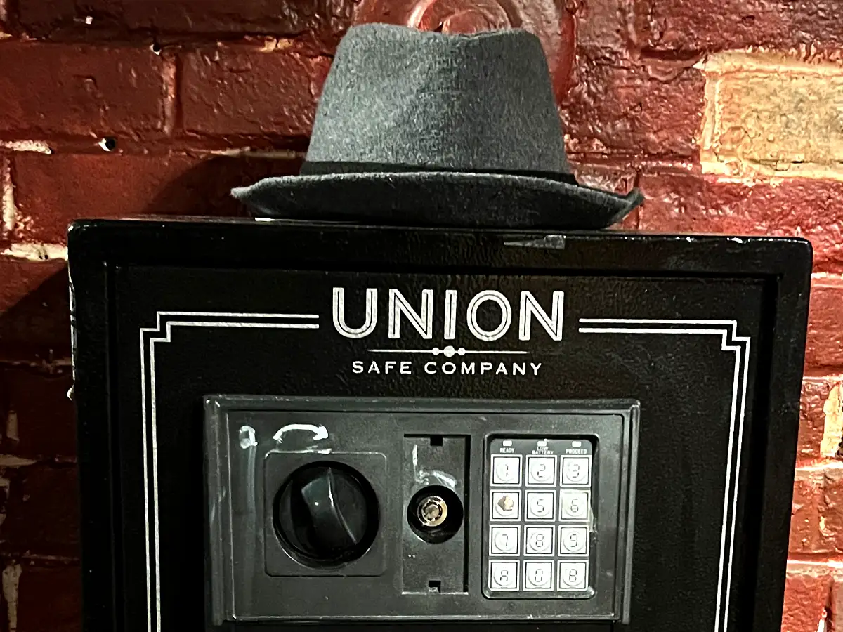 mafia members hat ontop of safe puzzle game